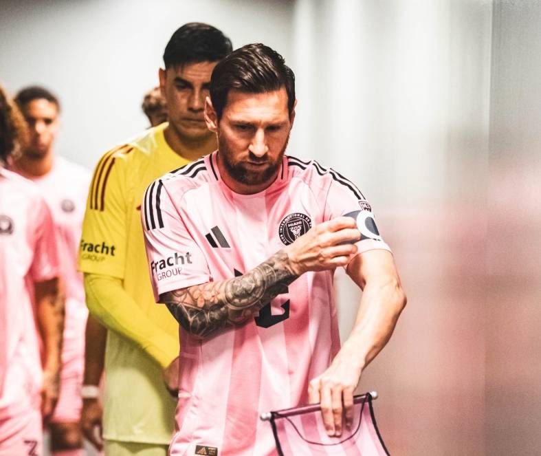 距1000球仅差111球，梅西每年最多只需进37球，决不让C罗独占纪录