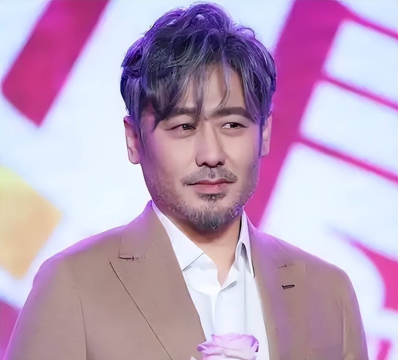 这一事件也暴露出娱乐圈投资中的隐患,尤其是在霍尔果斯这种税收优惠