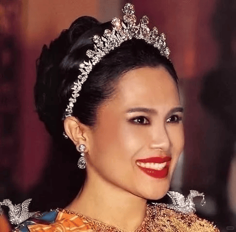 图片[23]-泰国王太后诗丽吉去世，留下19顶奢华王冠和她的传奇一生 -华闻时空