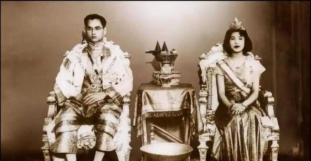 图片[20]-泰国王太后诗丽吉去世，留下19顶奢华王冠和她的传奇一生 -华闻时空