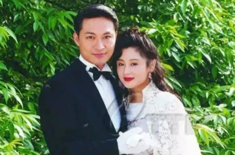 其实看以上这两张合照,马景涛和陈红很匹配,甚至有点夫妻相,尤其是