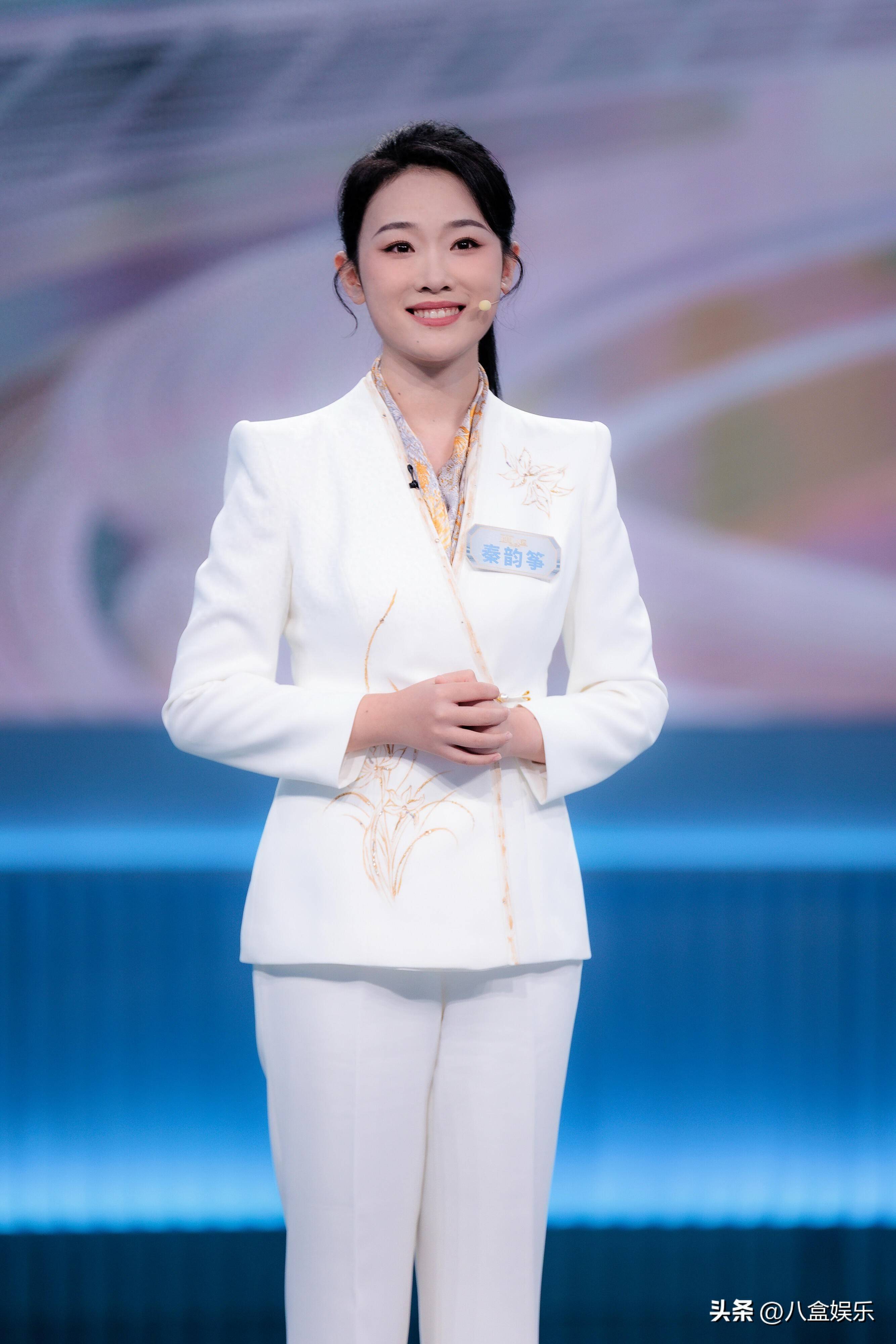 22岁黑马秦韵筝炸翻央视主持人大赛!