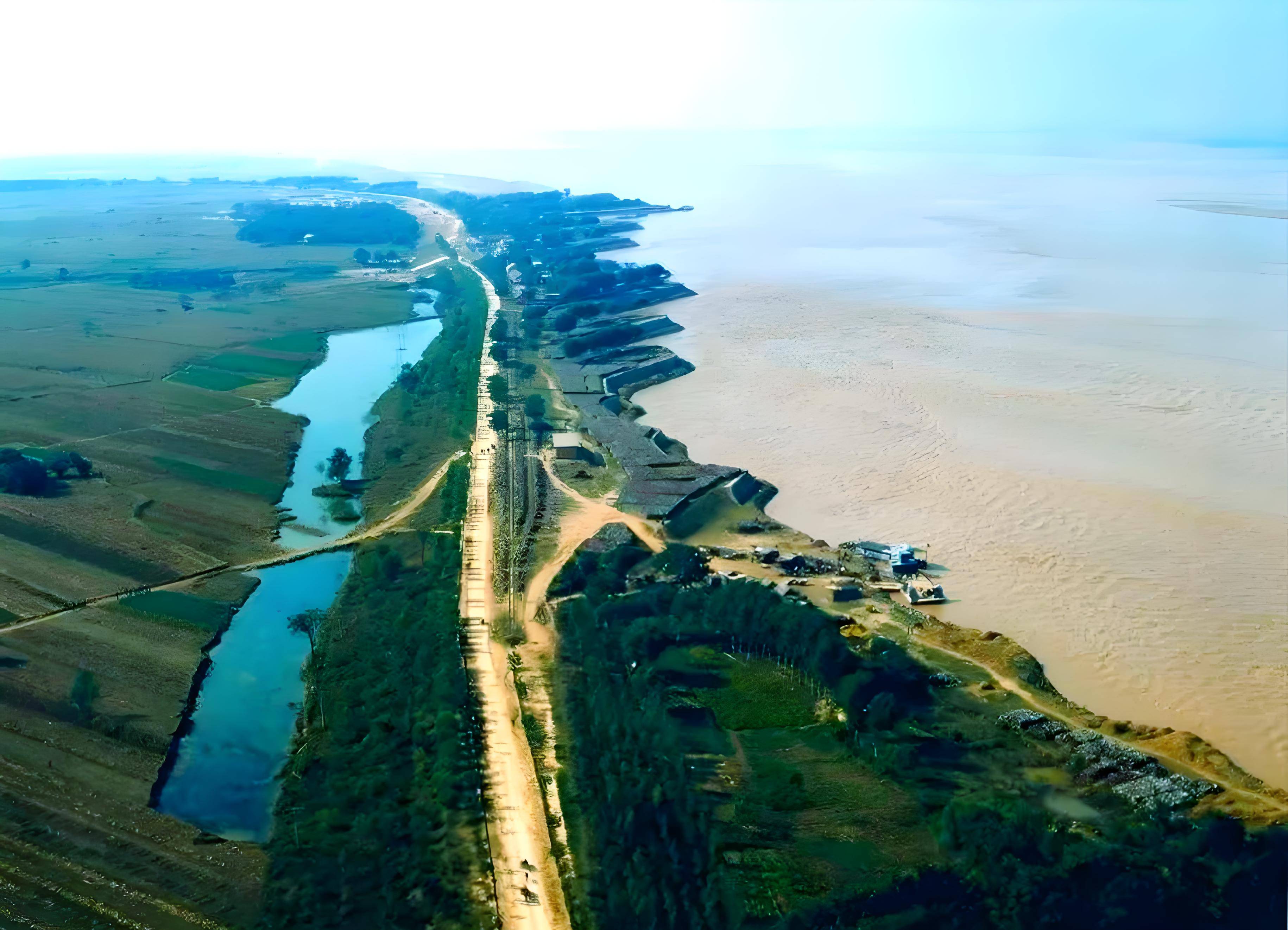 黄河悬河奇观:悬河高出地面十多米,危险吗?能挖泥沙改造黄河吗?