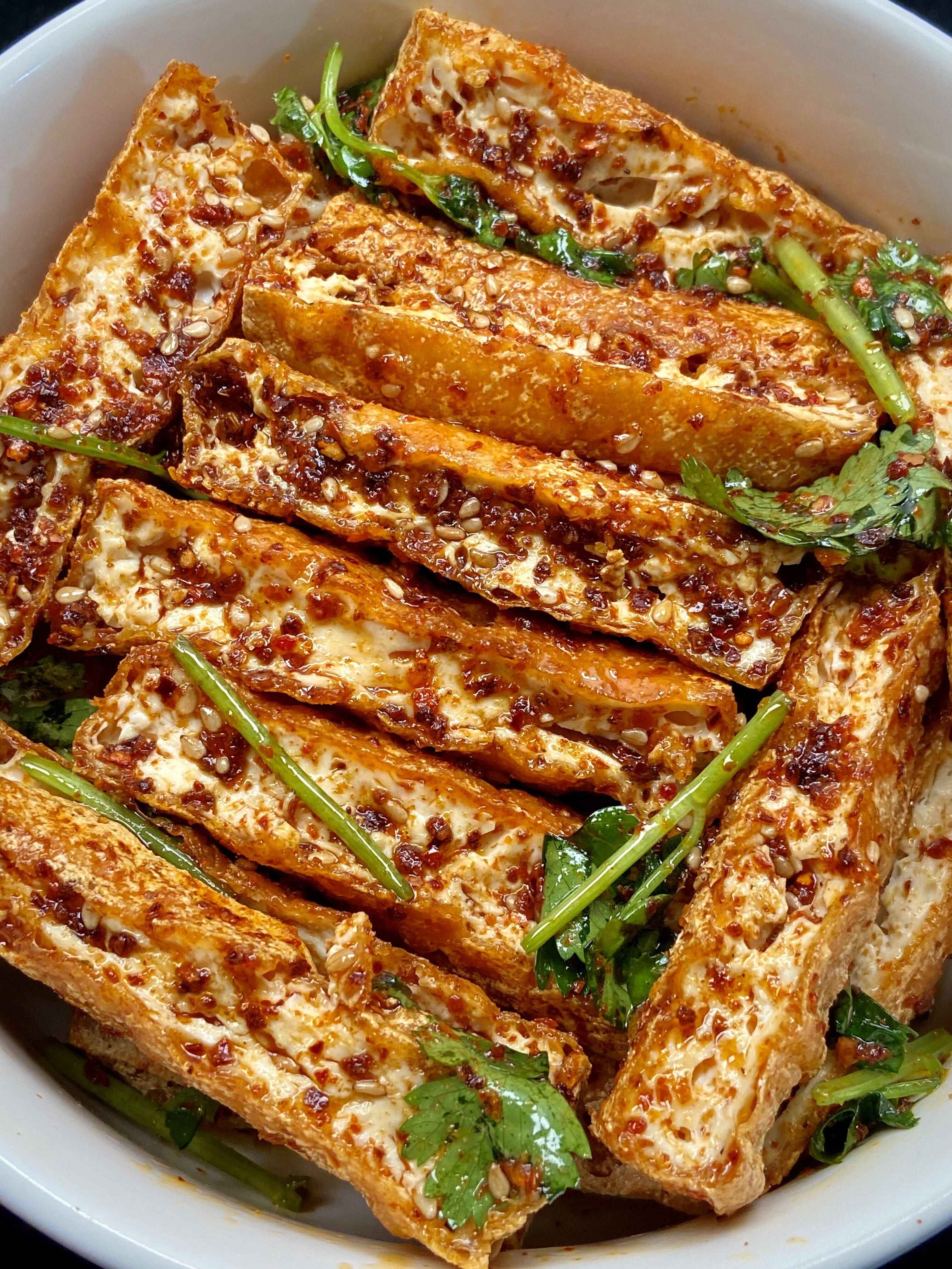 香菜拌豆腐:一口香辣,回味无穷
