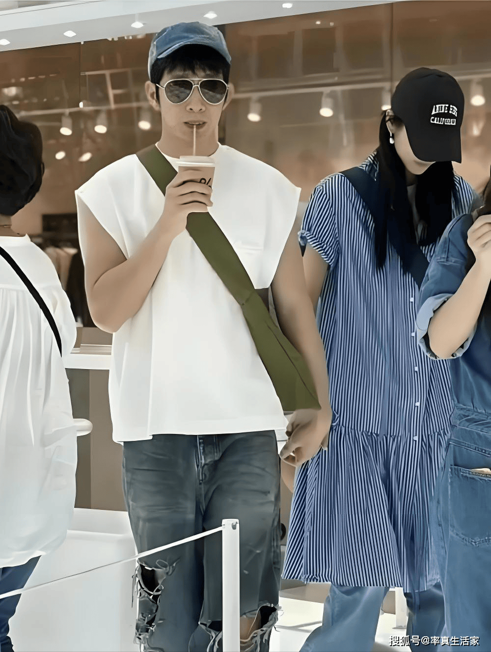 井柏然刘雯相恋后超模范尽显!穿同款皮衣坐一起看秀,俊男靓女超养眼