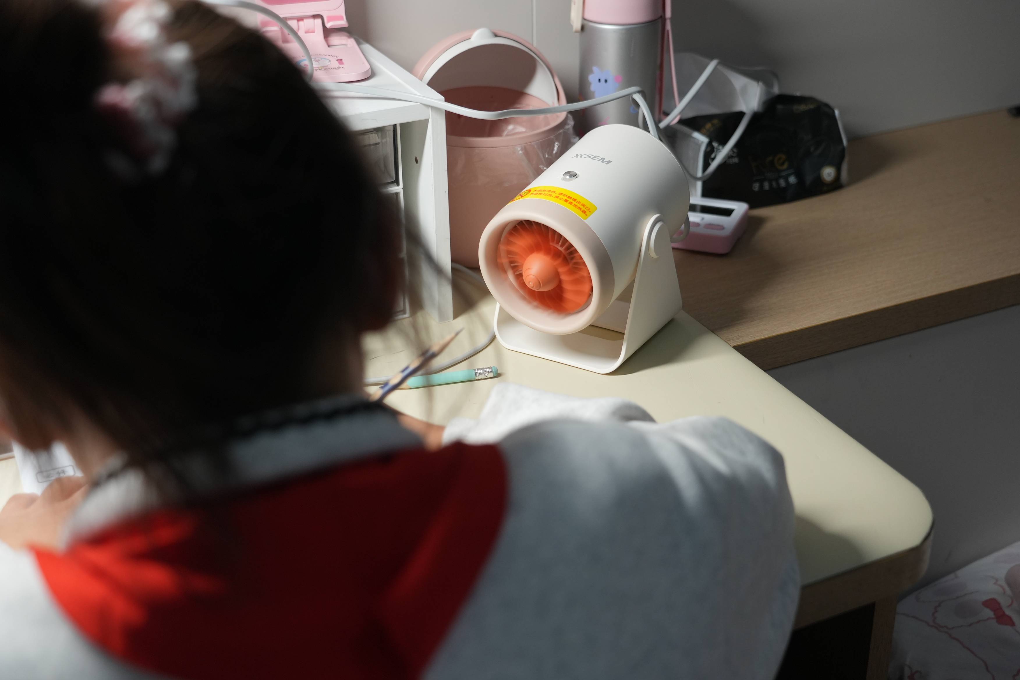 西圣桌面暖风机mini体验：2秒即热不燥，深夜赶稿办公都暖乎乎