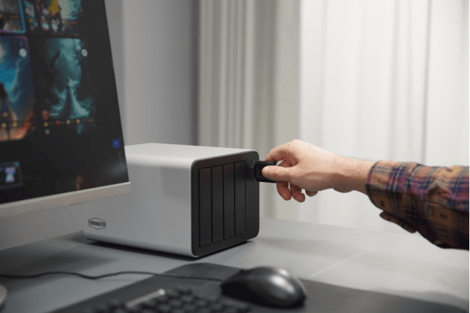 铁威马 F4-425 Plus 评测:小型办公的高效存储与协同利器