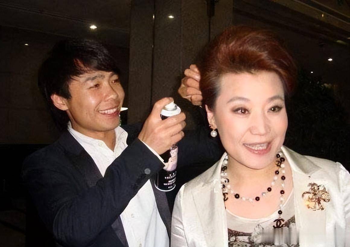 小香玉:嫁小5岁的樊泽峰,丁克多年,40岁得子泪流满面