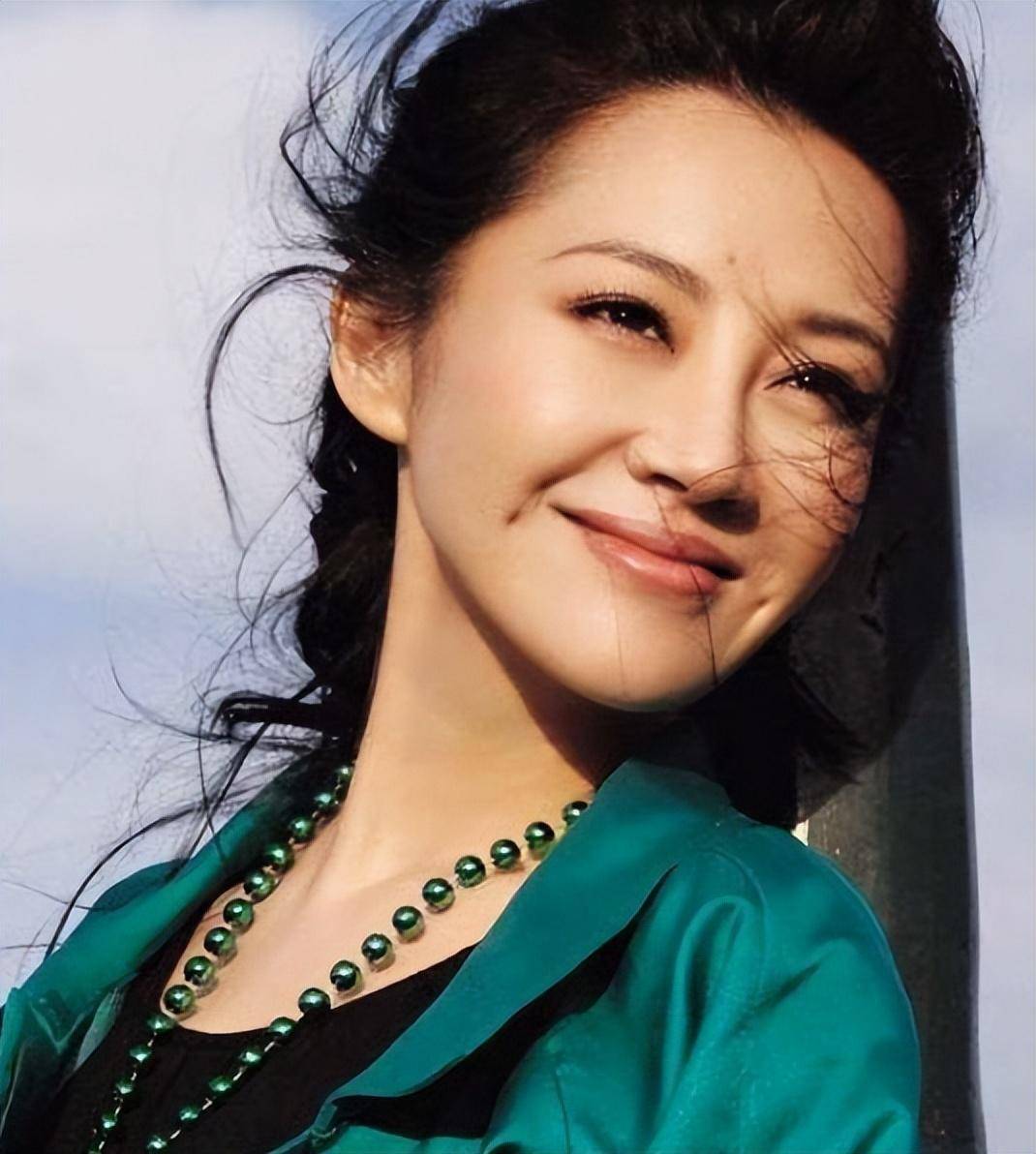 54岁风韵犹存的许晴,"风流成性,魅惑众人",真的是越老越火辣