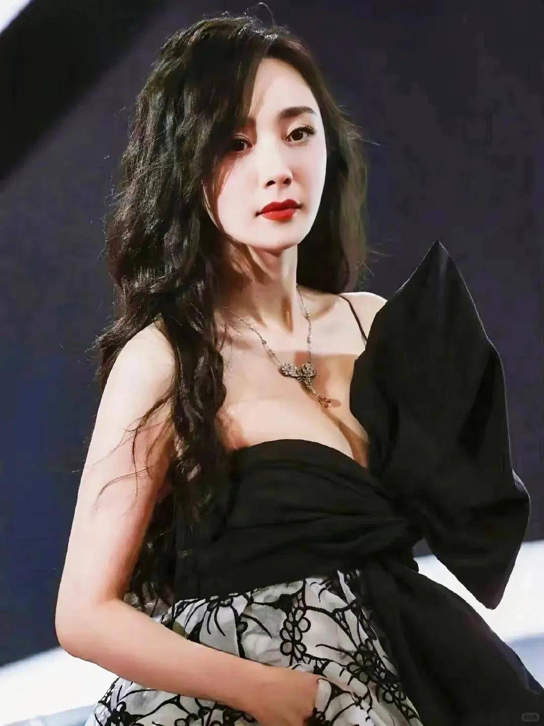 离婚7年39岁杨幂再次宣布喜讯刘恺威终为自己错误买了单
