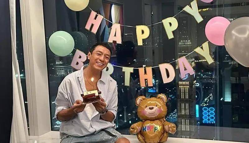 j姜皓文与爱妻庆结婚26周年,生日开工收剧组特别惊喜,直言很感动