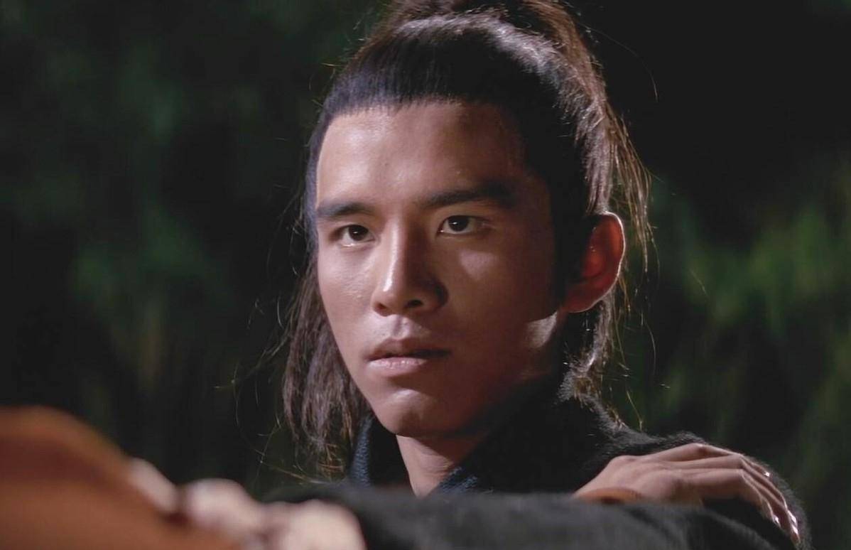 同样是香港演员的姜大卫出生在一个演员世家,在家庭的耳濡目染下四岁