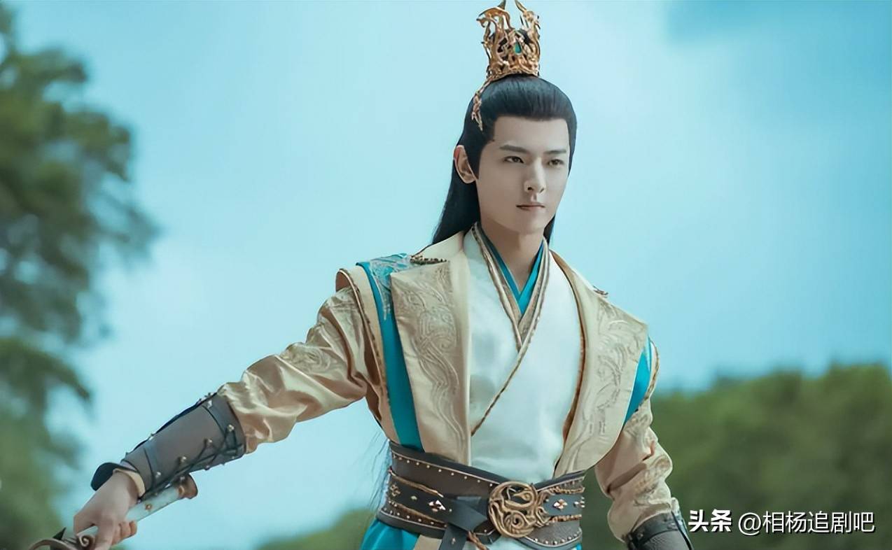 2020年,白澍在电视剧《琉璃》中饰演腾蛇,以金发造型获得了许多观众的