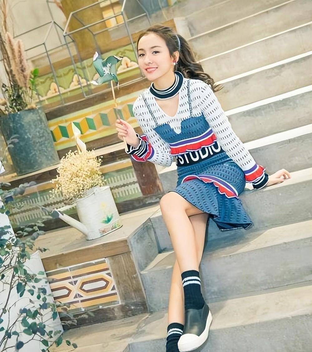 戏外的姜瑞佳则是个热爱生活的女孩