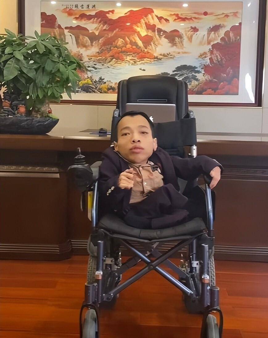 轮椅总裁李创利!身高不到1米,赚3亿后娶1米7的女秘书为妻