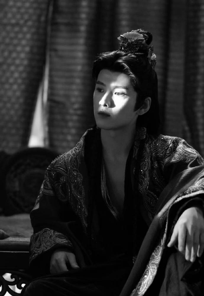 电视剧《一笑随歌》秦天宇靠演技让"疯批昏君"活了