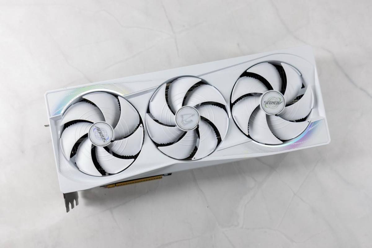 小小3A,轻松拿捏,自带屏幕更好玩,技嘉RTX 5080超级雕ICE装机体验