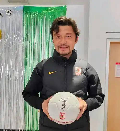 青岛豪门官宣！45岁名帅郑智上任，前国脚黄博文任助教