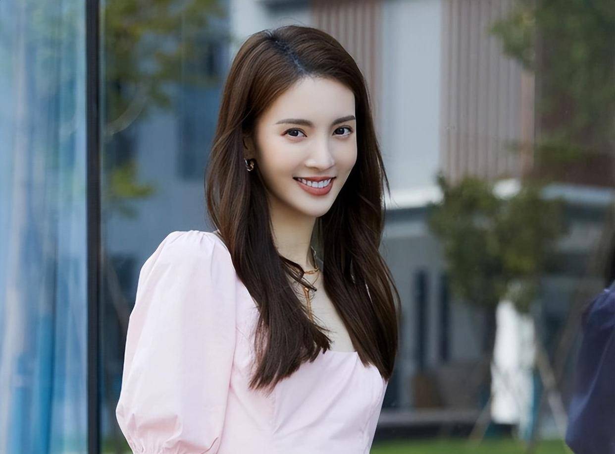 金晨和邓伦是在拍戏的时候结识的,那会儿两人都还算是圈子里的新面孔