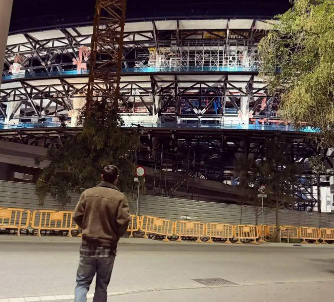 梅西回归诺坎普，巴萨冷漠态度引发球迷质疑