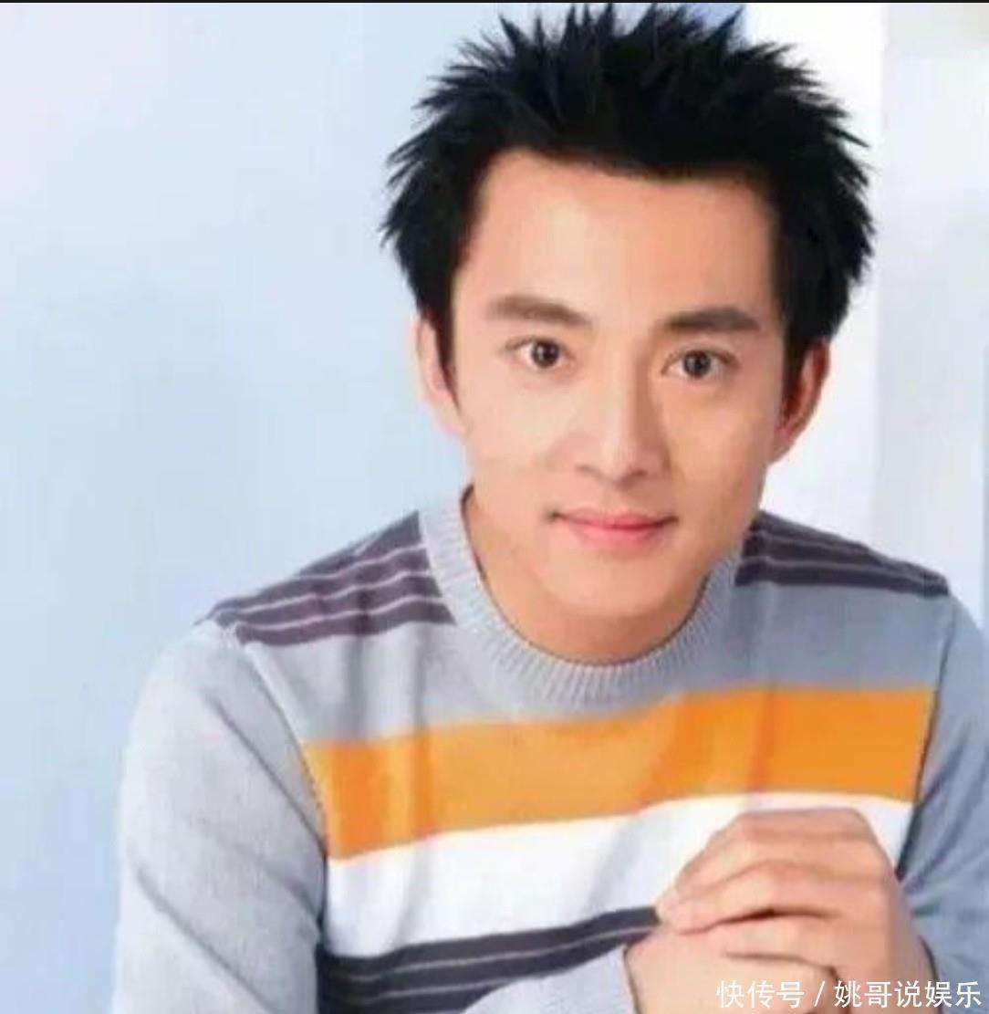 56岁亚宁复出满头白发仍被夸法拉利