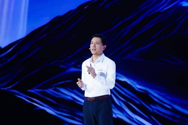 《百度发布多项AI重磅成果，李彦宏：内化AI能力让智能不再是成本而是生产力》