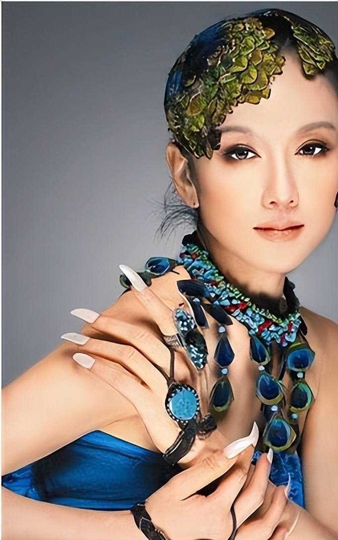 杨丽萍仙气全无,指甲也剪了,常年吃花瓣水,现在65岁拄拐杖出行