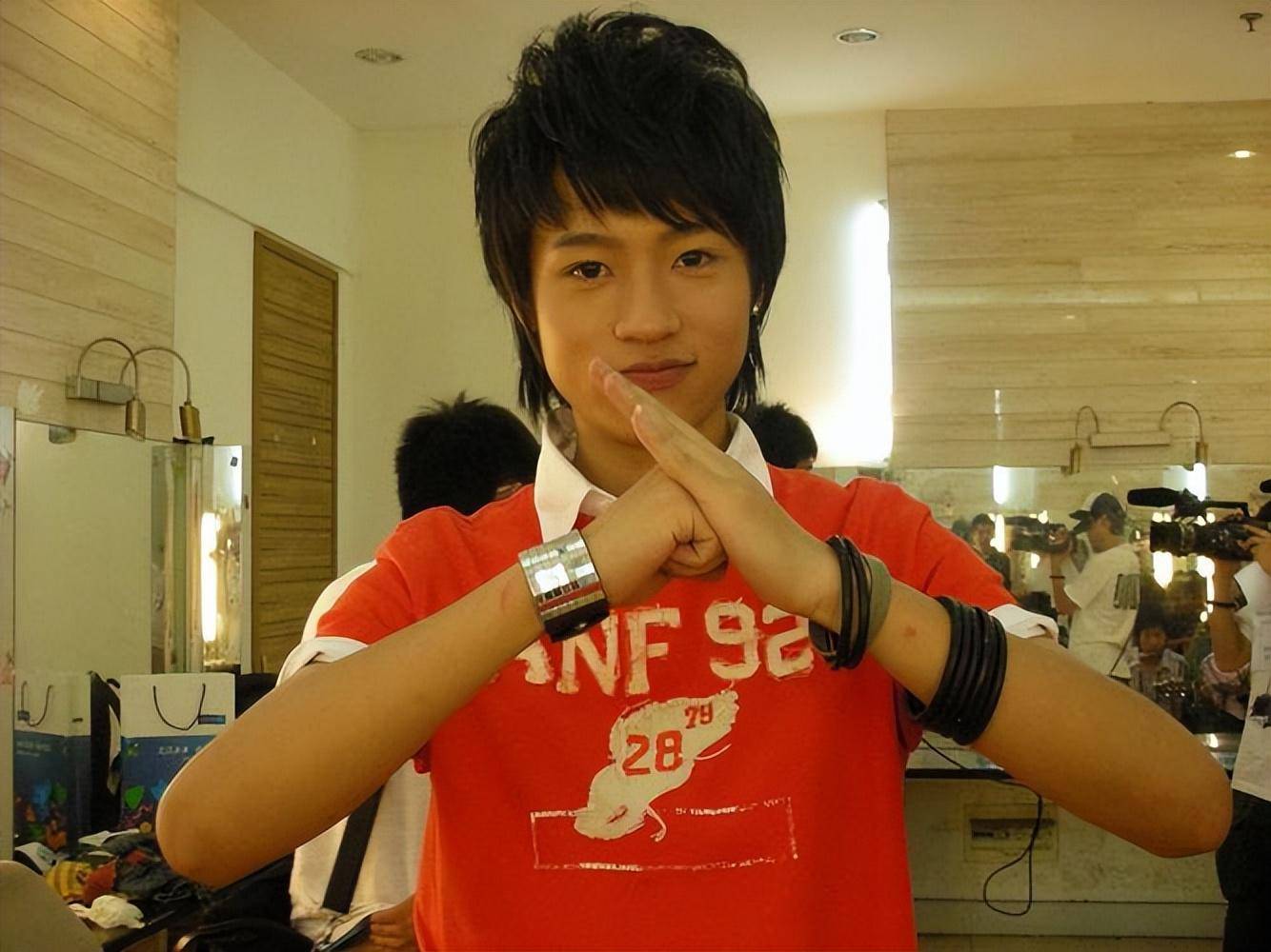 歌手魏晨:红了不忘本,14年独宠一人,把普通老婆当做宝