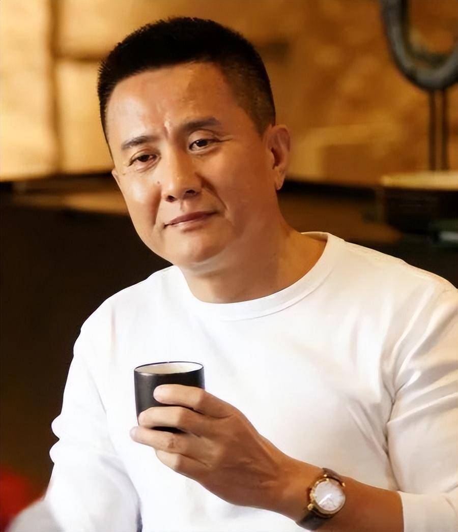 演员张志坚:娶粉丝张萍,在家都听夫人的,66岁依旧很帅