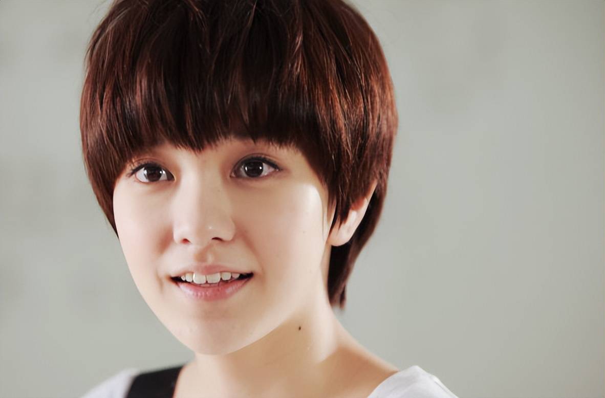 郭采洁,出生于1986年,家里的老二,是父母的宝贝.12