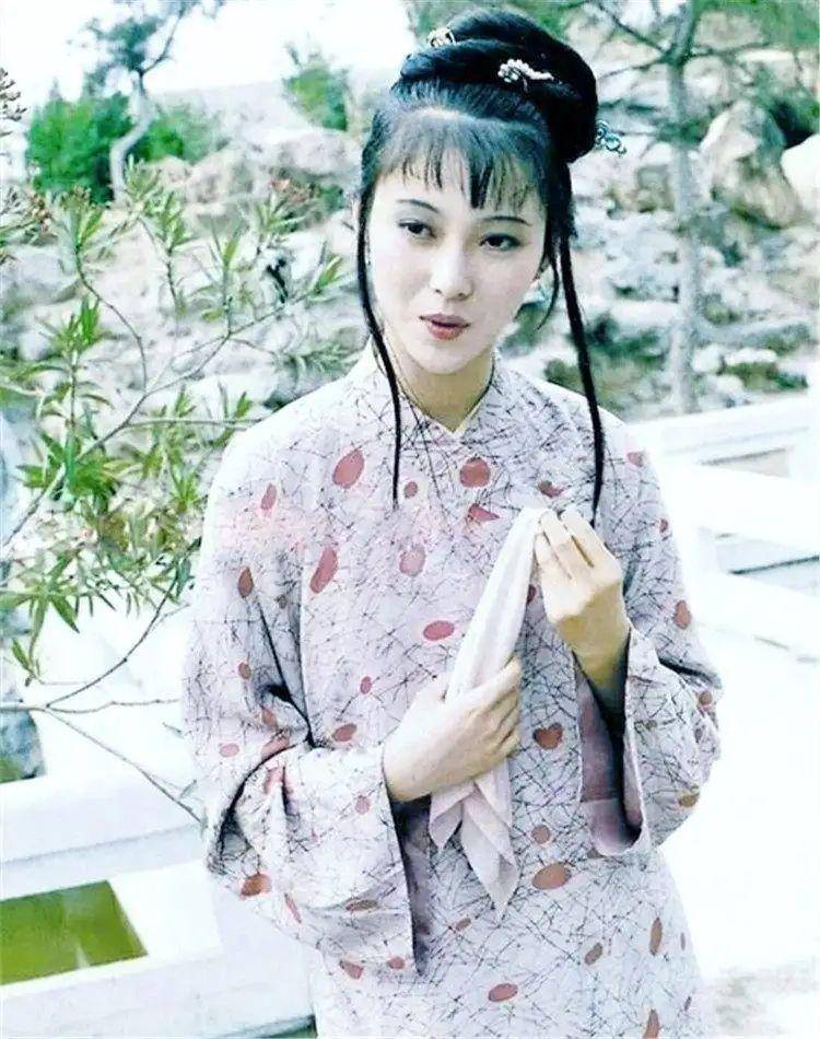 87版《红楼梦》邢岫烟,零差评角色,扮演者李伊气质很像林黛玉