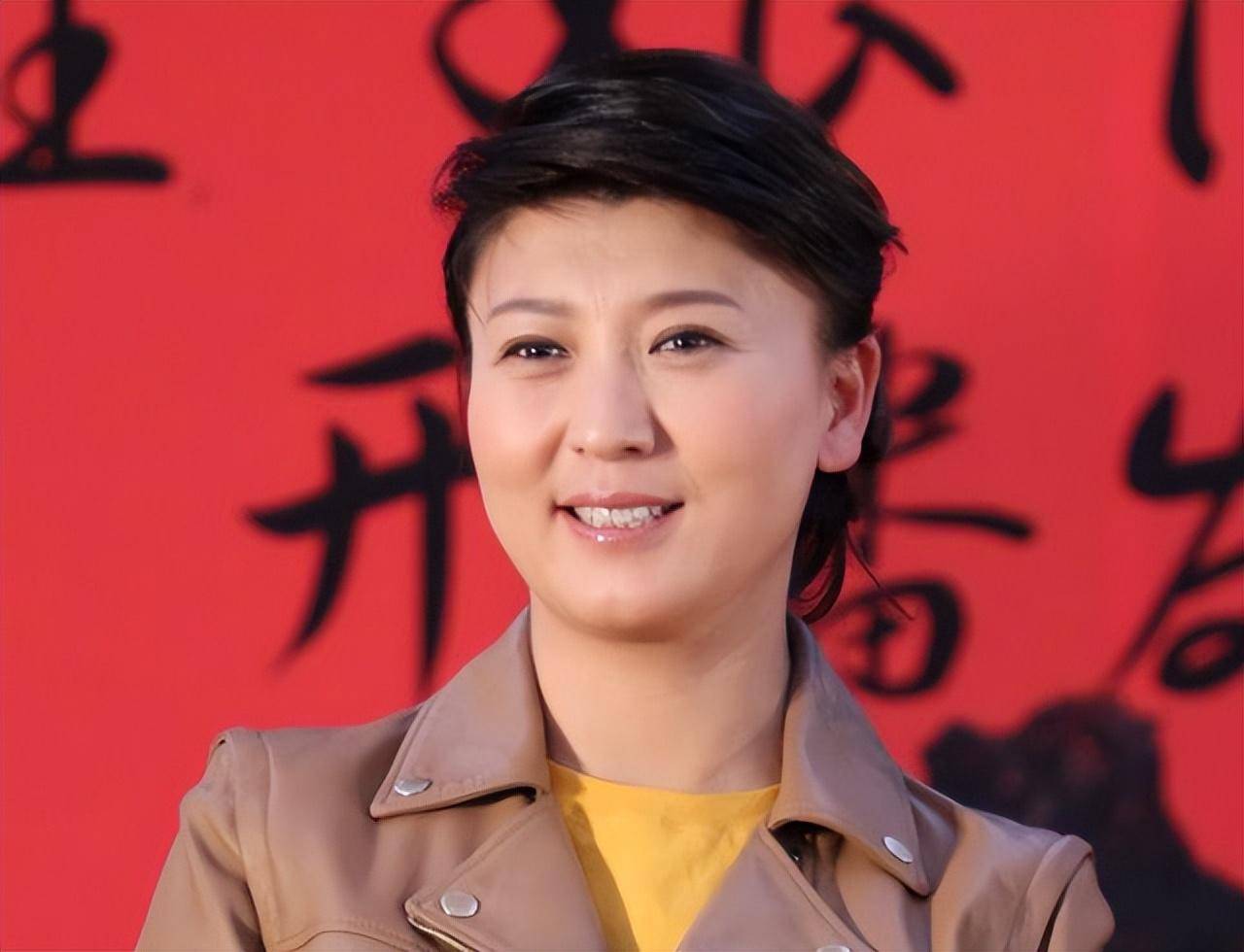 待继女胜过待亲儿子,46岁为二婚丈夫生下女儿,闫学晶怎么样了?