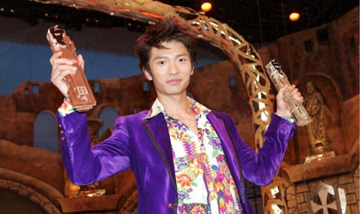 在生活中,高钧贤与比自己年轻十岁的黄梓漫结婚,并且育有一女