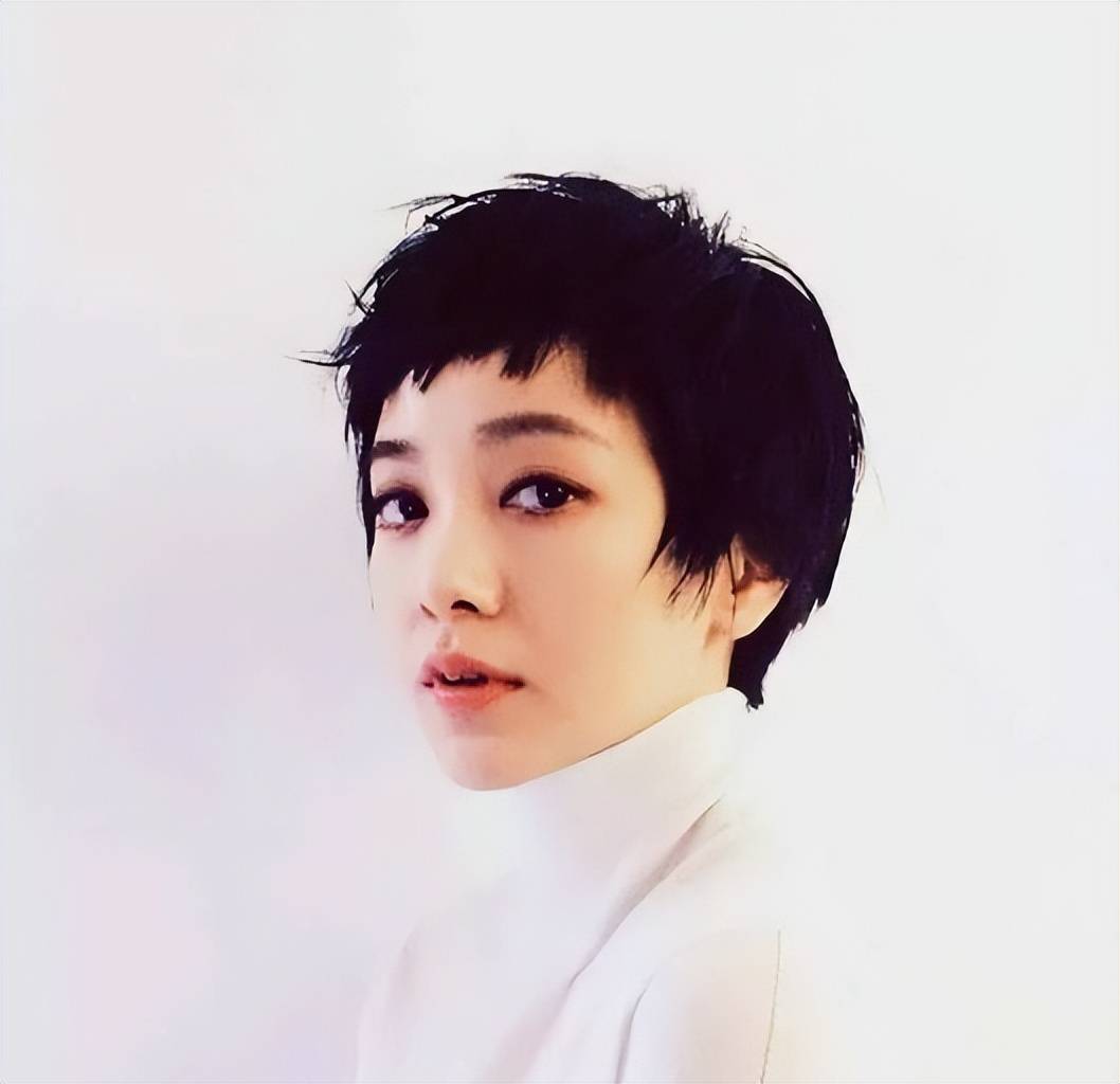 对于从小缺乏母爱的郭采洁来说,叶乃仁的出现就像一道温暖的阳光,照亮