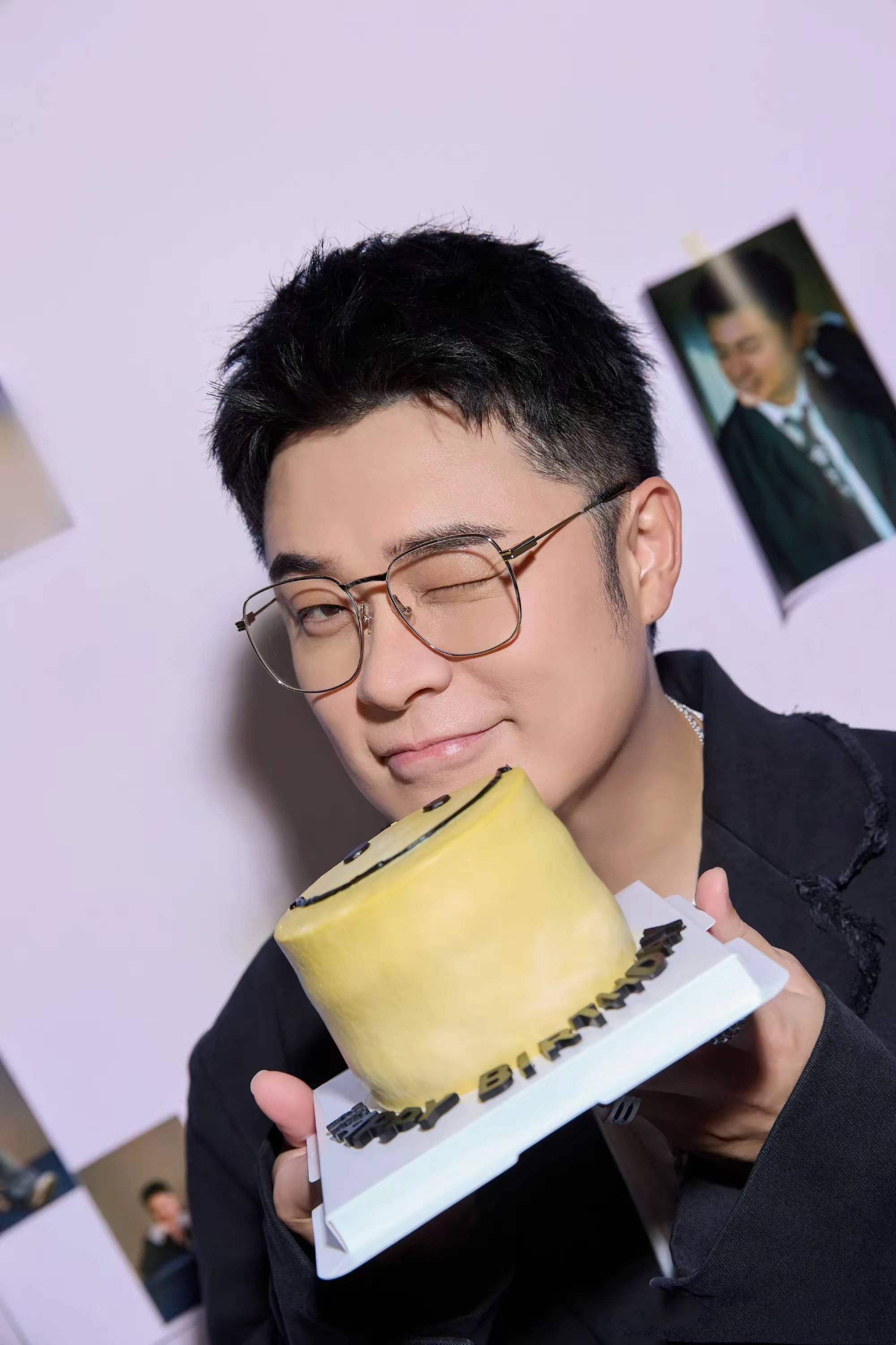 陈赫40岁生日晒单人照耍帅鹿晗大合影黑脸张子萱最大赢家