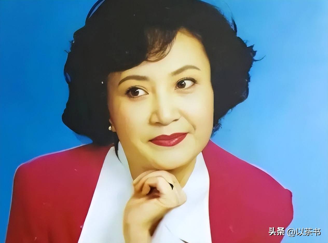 艺术家,丈夫已去世19年儿子孝顺,今满头银发很贵气