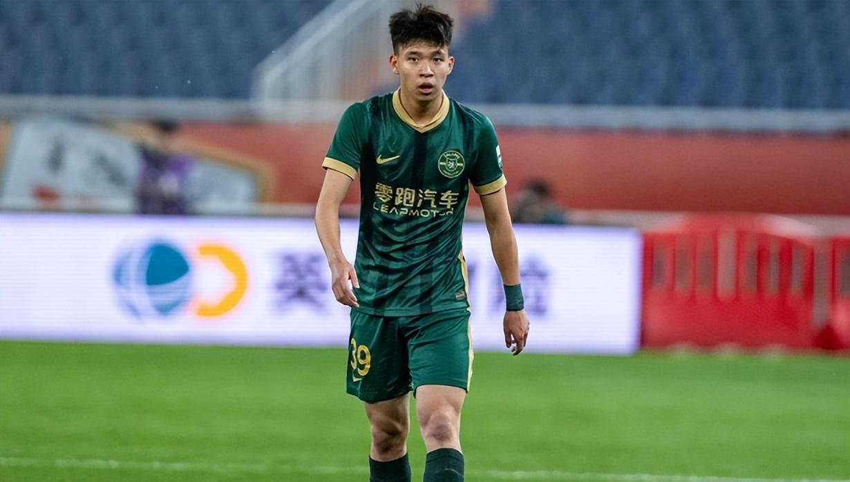 正式签约！王钰栋与莱万同公司携手，开启职业新篇章，德甲或成下一个舞台？