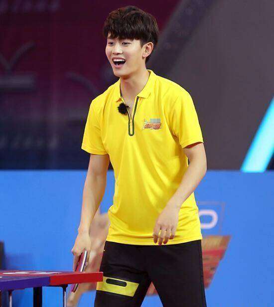 邓亚萍教任嘉伦打乒乓!没想到明星跨界也能这么飒