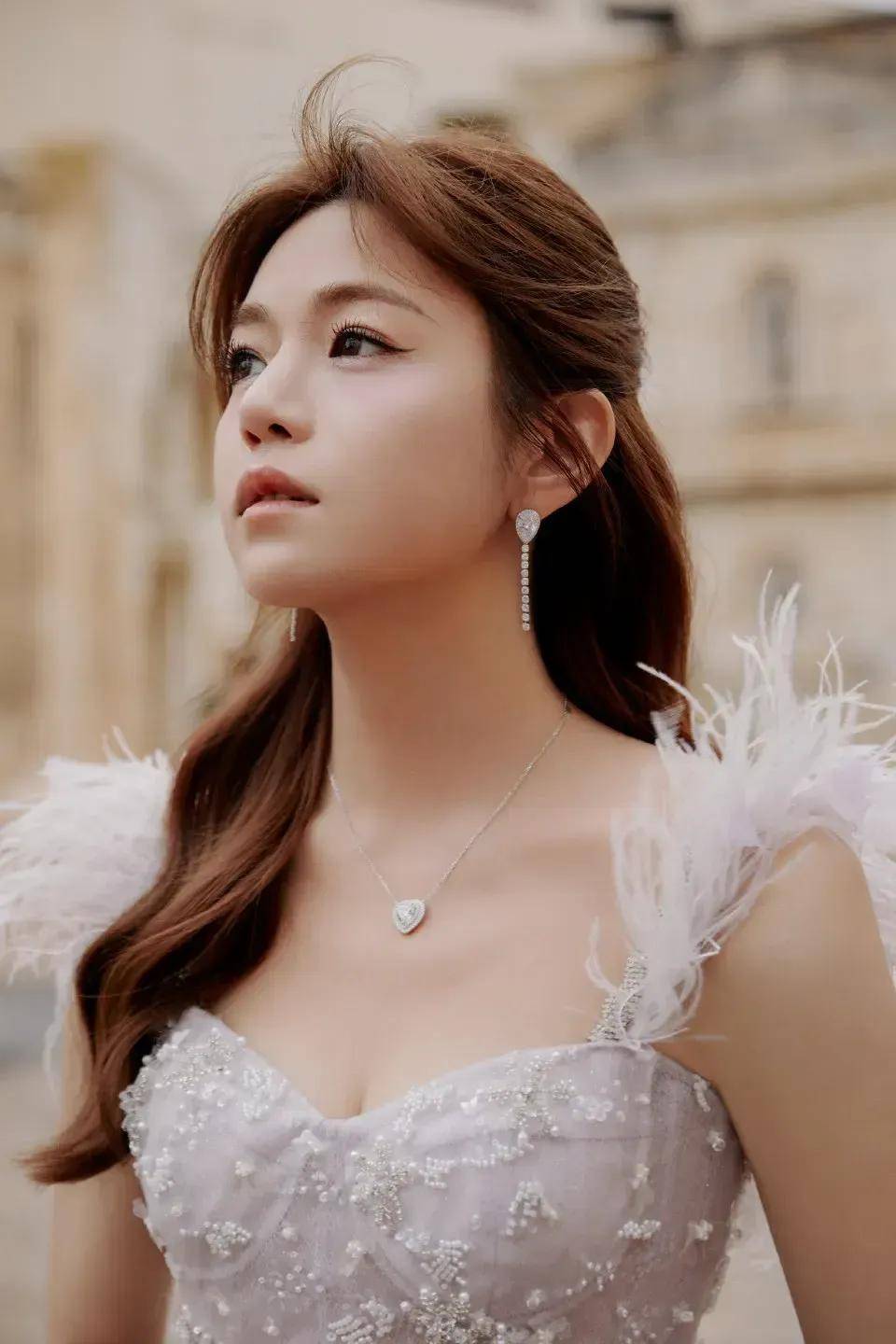 陈妍希:用倾城之貌,甜美笑靥,优雅身姿,书写女性魅力传奇