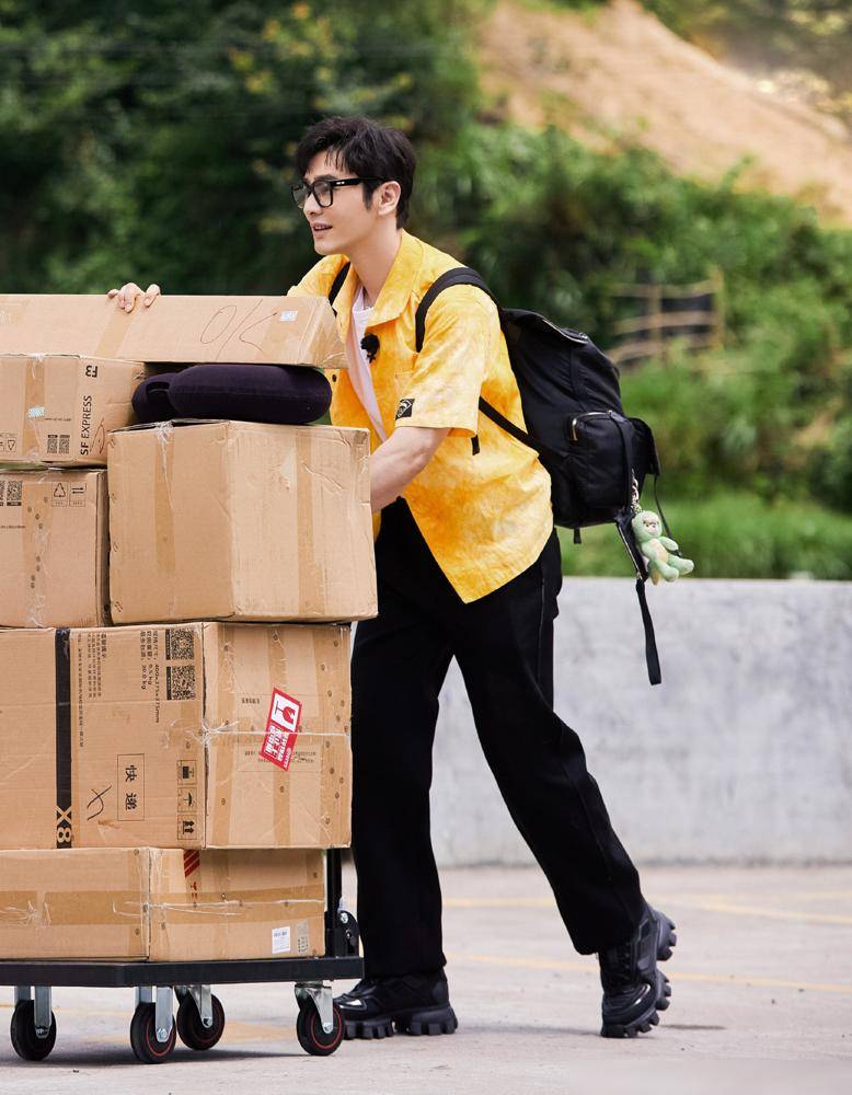 黄晓明终于摆脱了"油腻",综艺新造型清爽又干净,看起来稳重又