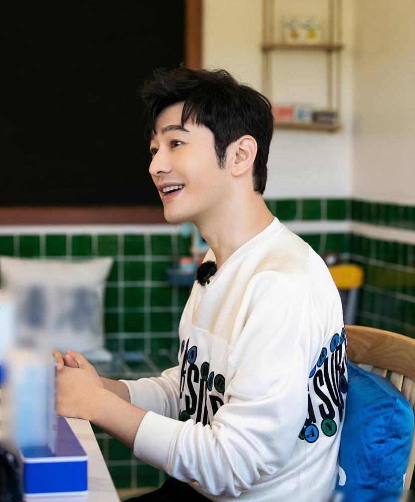 黄晓明终于摆脱了"油腻",综艺新造型清爽又干净,看起来稳重又