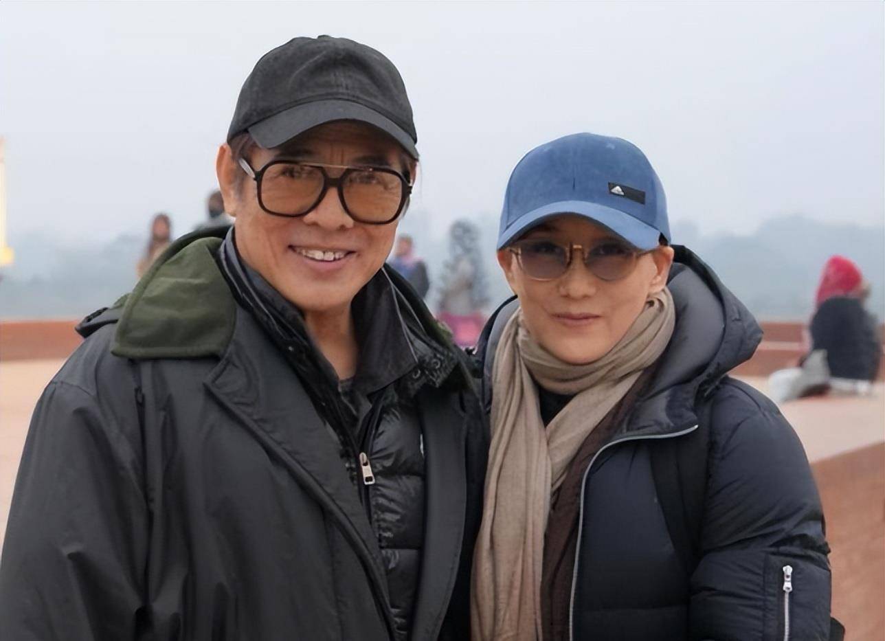 看李连杰与黄秋燕合影,再看他和利智的合影,生理性喜欢显而易见