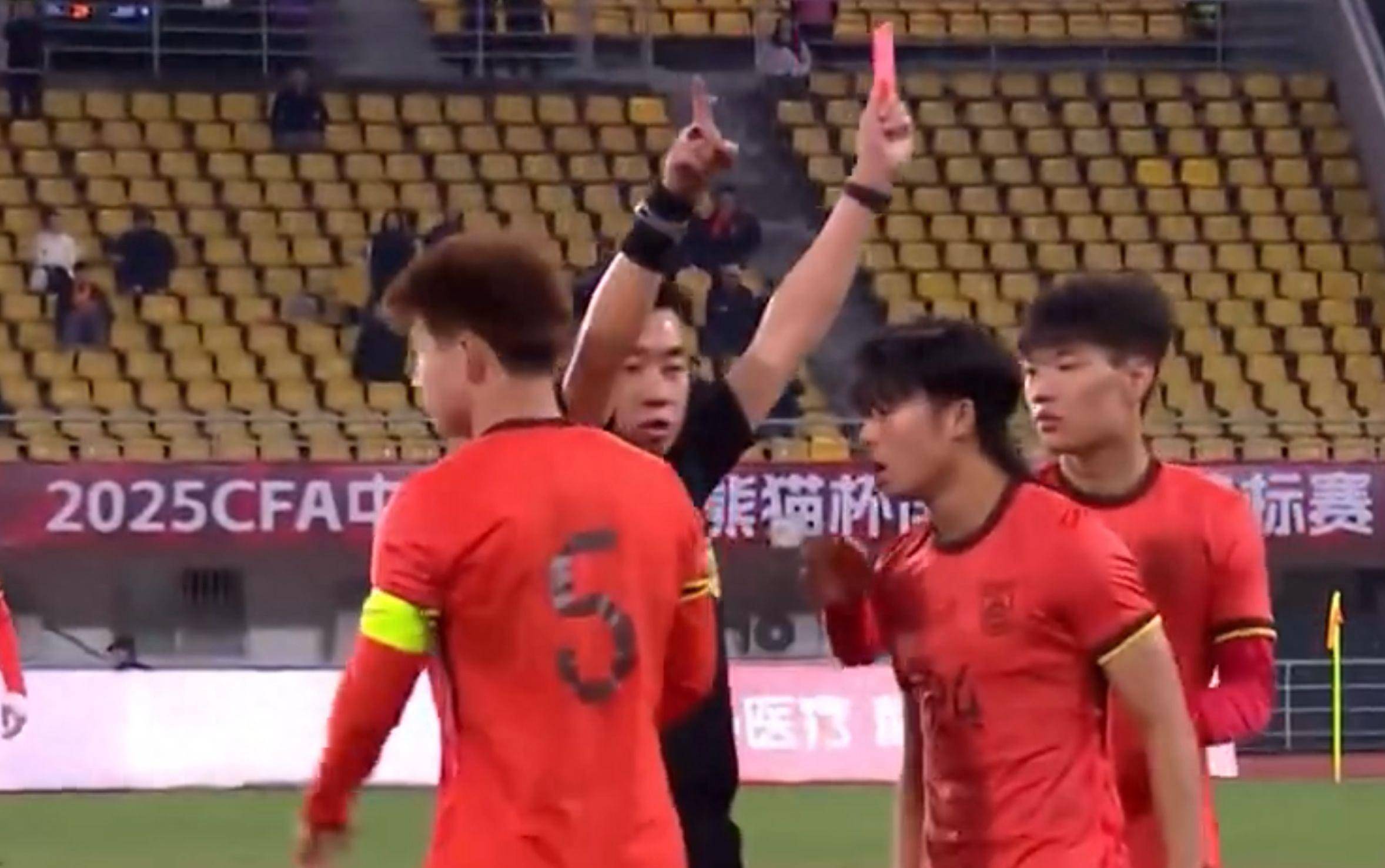 10分钟染红！U22国足汪士钦情绪失控，曾乌龙助攻再引争议
