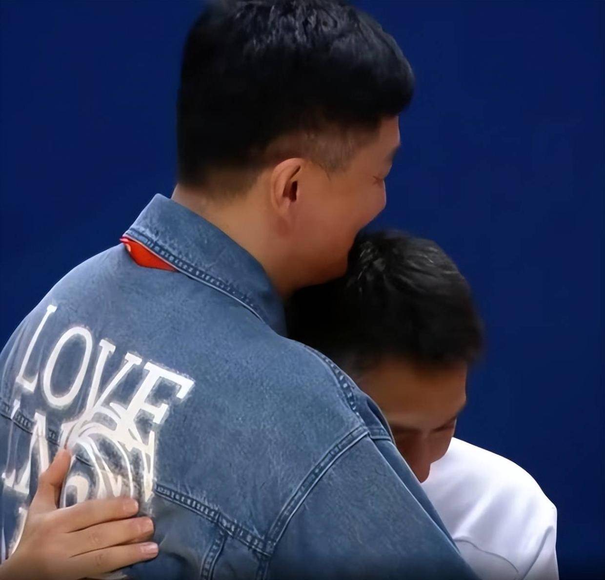 场均42分！又杀出一员18岁猛将！该进国家队，广东夺冠疯狂庆祝杜锋拥抱他