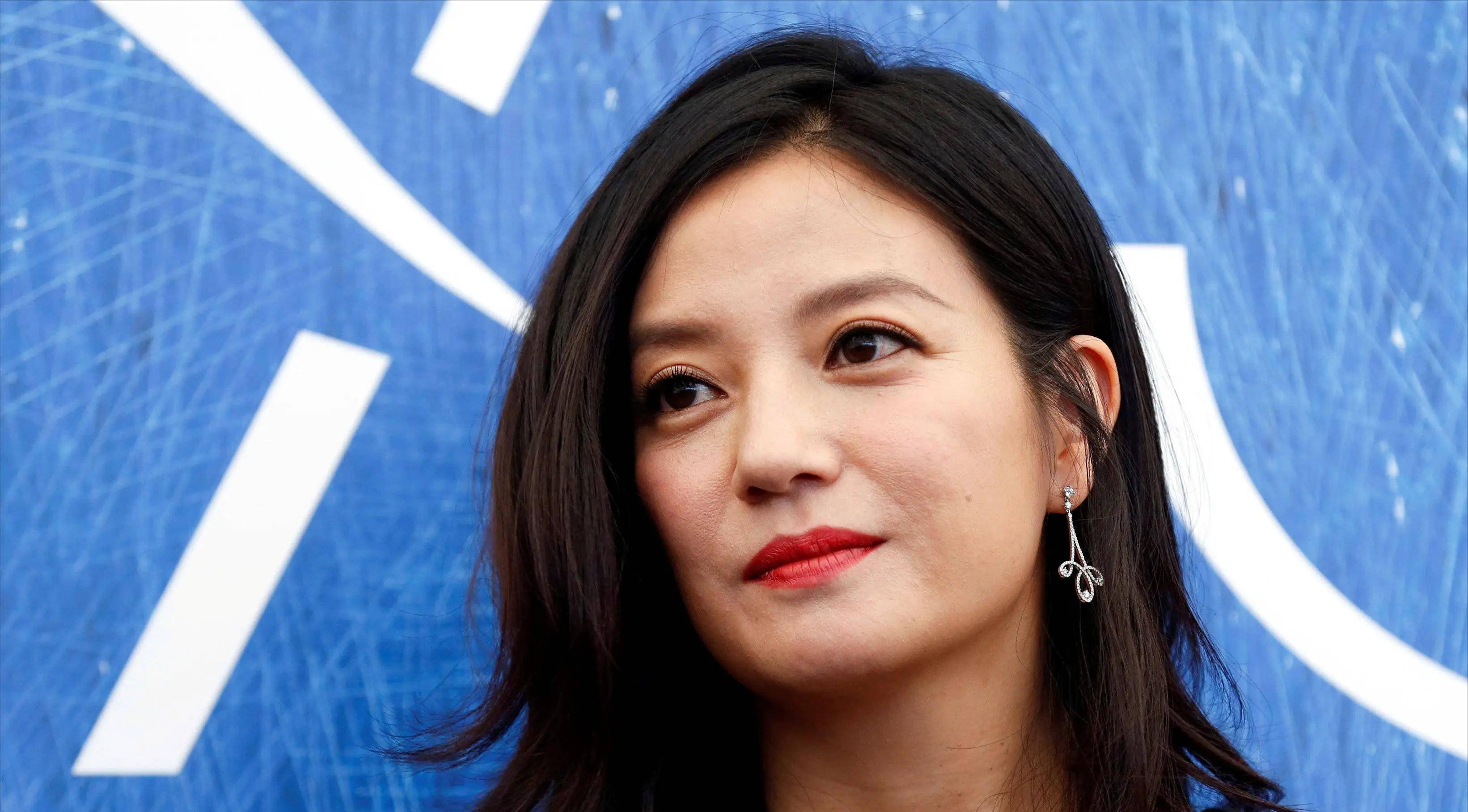 面相又变了!49岁赵薇近照曝光,婚礼上用心打扮,却走不了回头路