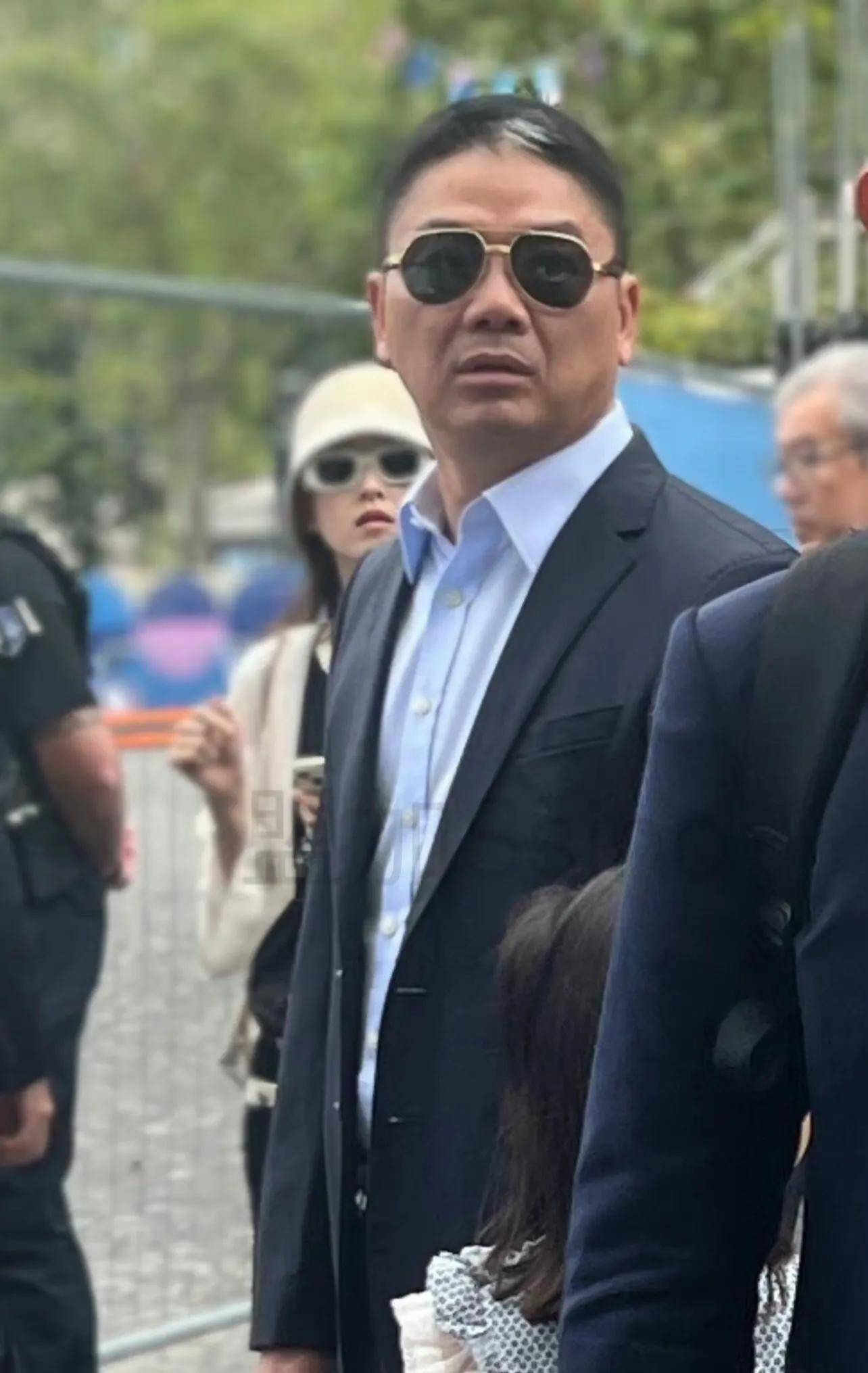 刘强东章泽天现身韩国!表现恩爱相视一笑很甜,从外表看像两代人