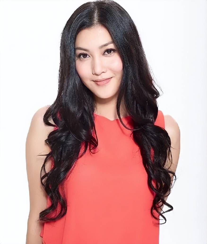 2006年以后,李彩桦转战内地发展,并凭借在电视剧回家的诱惑中饰演艾莉