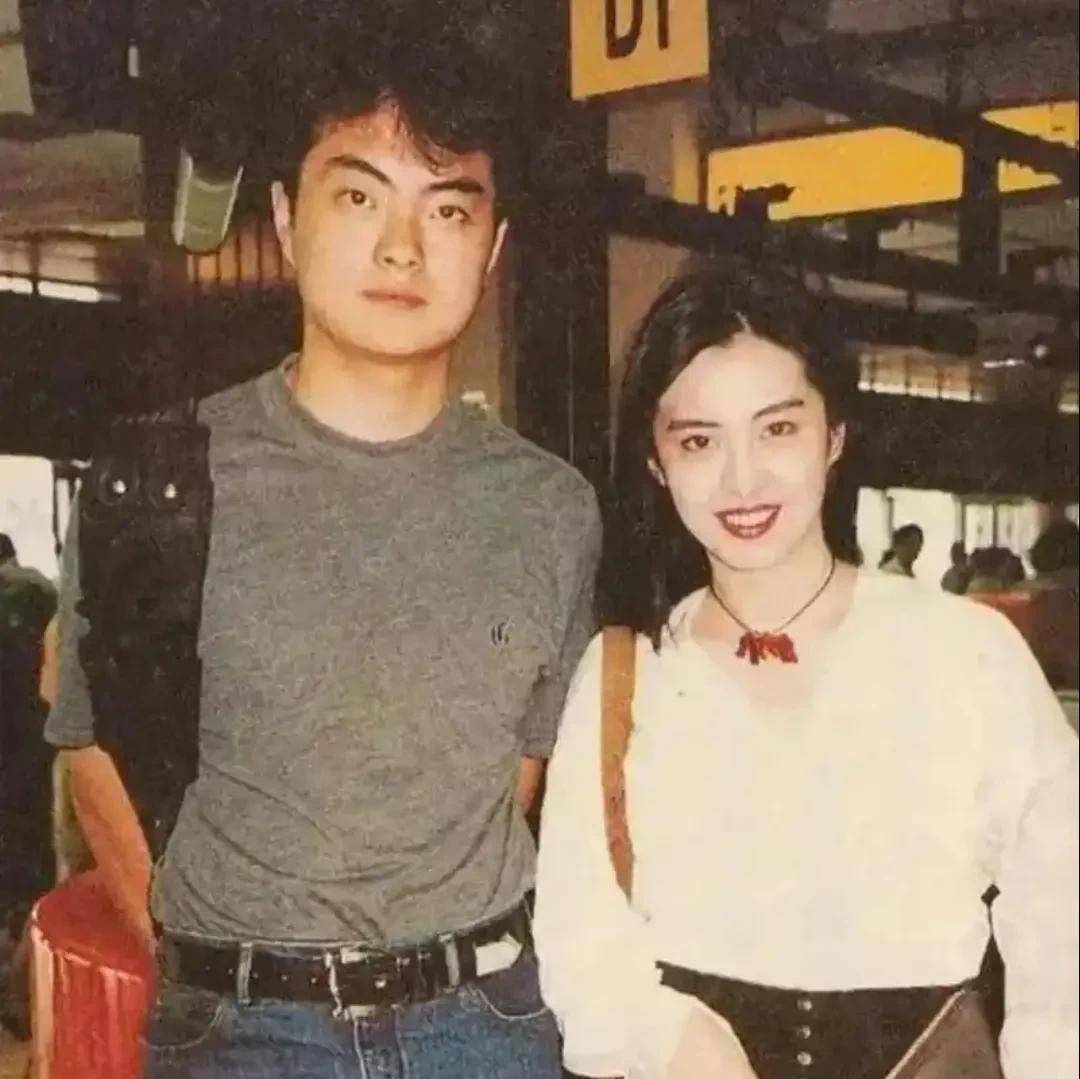 王祖贤独自一人待在加拿大,她最大的底气来自父母,还有两个哥哥