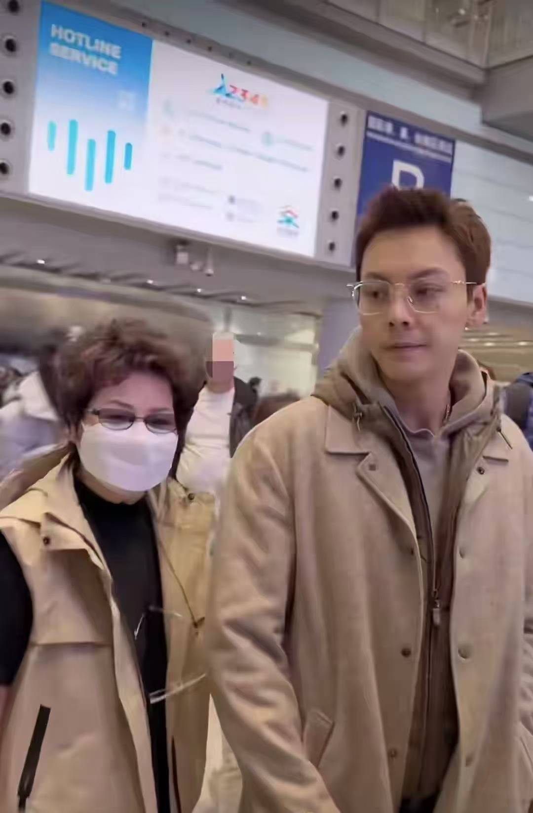 陈伟霆妈妈飞北京看孙子婆媳第一次见面何穗大胆拍辣照迎接