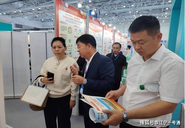 院长王军等领导专程驻足学校展位,与辽中区二中教育集团党委书记,成果